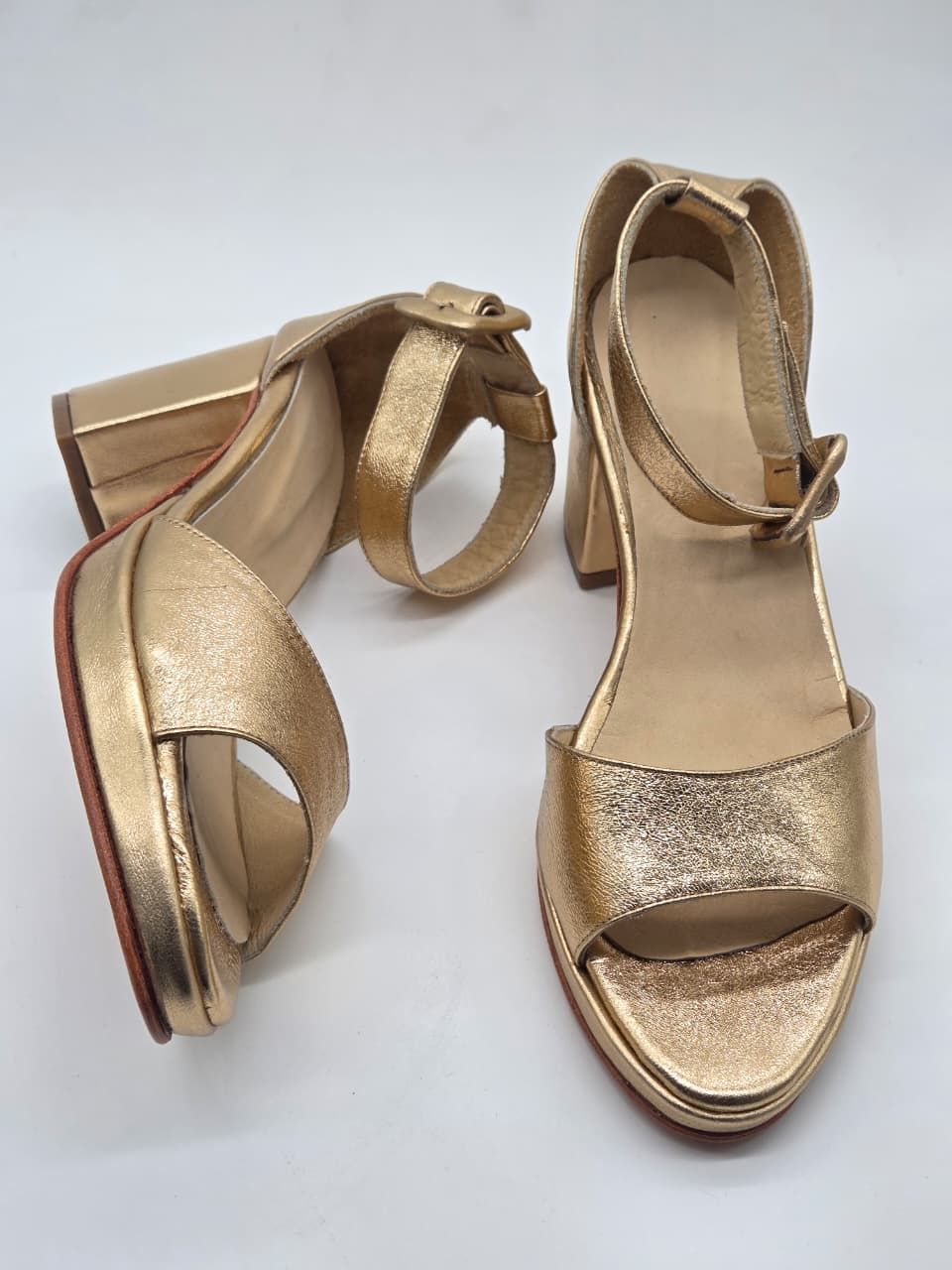 Sandalias Clau doradas