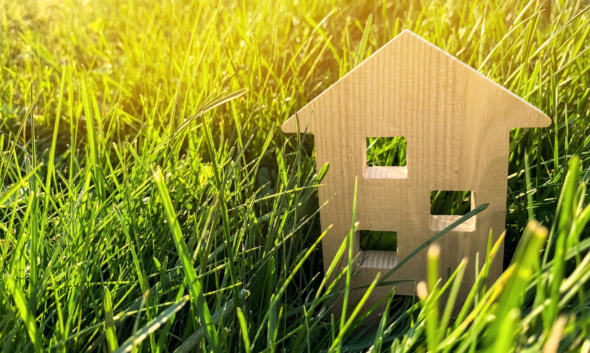 A small wooden house is sitting in the grass.