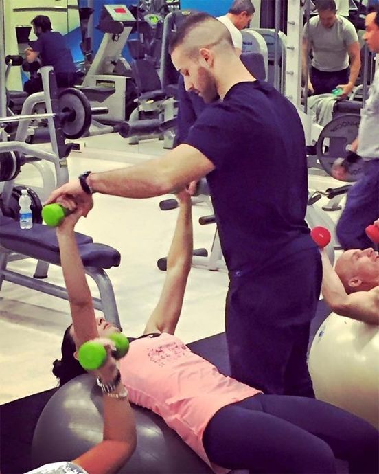 giovane donna fa i pesi in palestra