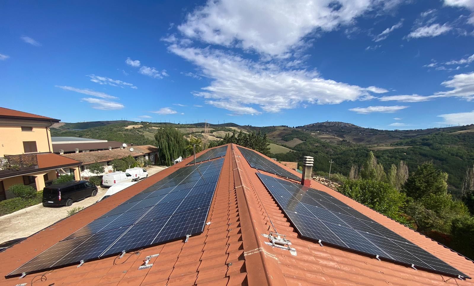 Una vista aerea di un grande edificio con pannelli solari sul tetto