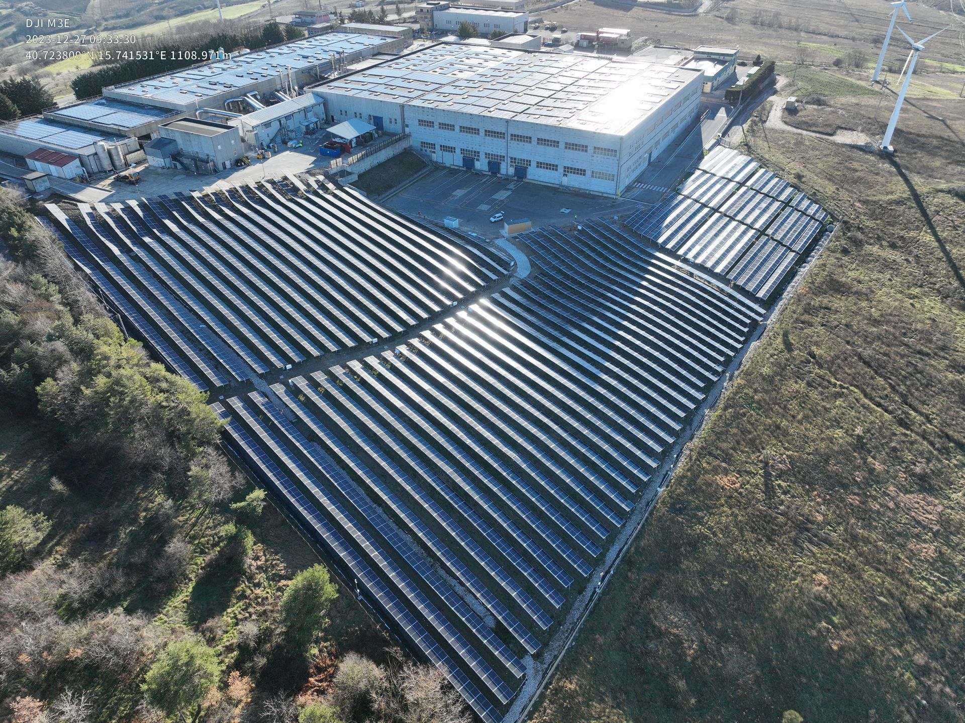 Un grande edificio con molti pannelli solari sul tetto.