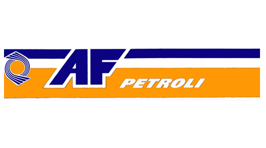 Il logo di af petroli è arancione e blu.