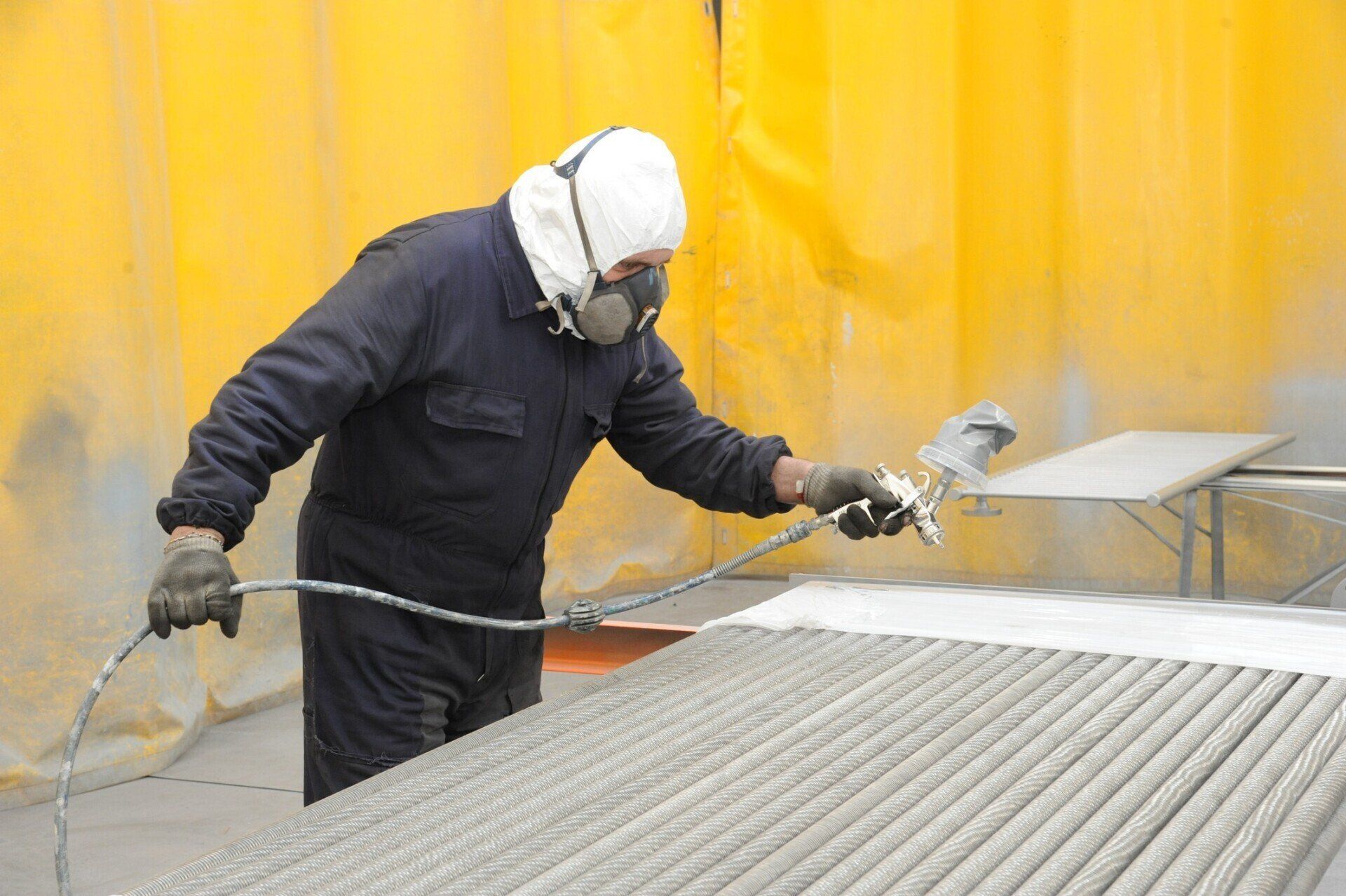 componenti metallici dopo verniciatura a spruzzo