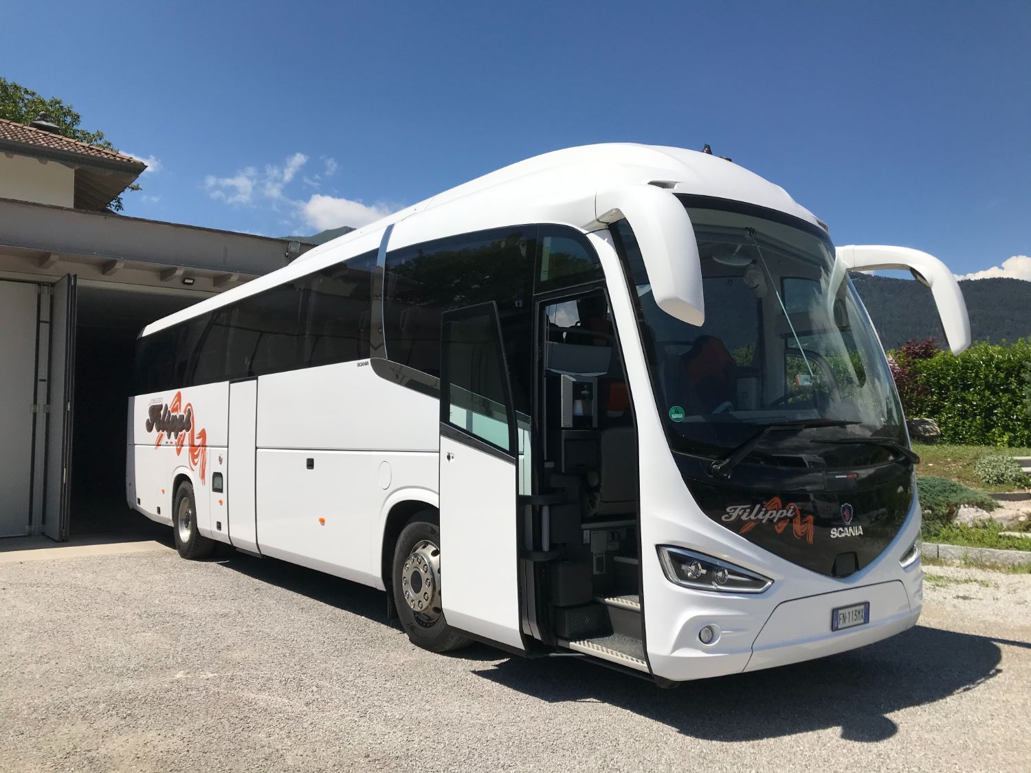 autobus bianco per lunghi spostamenti