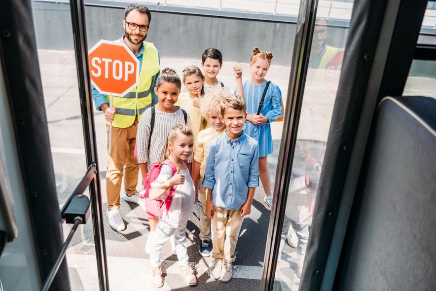 bambini pronti a salire sullo scuolabus