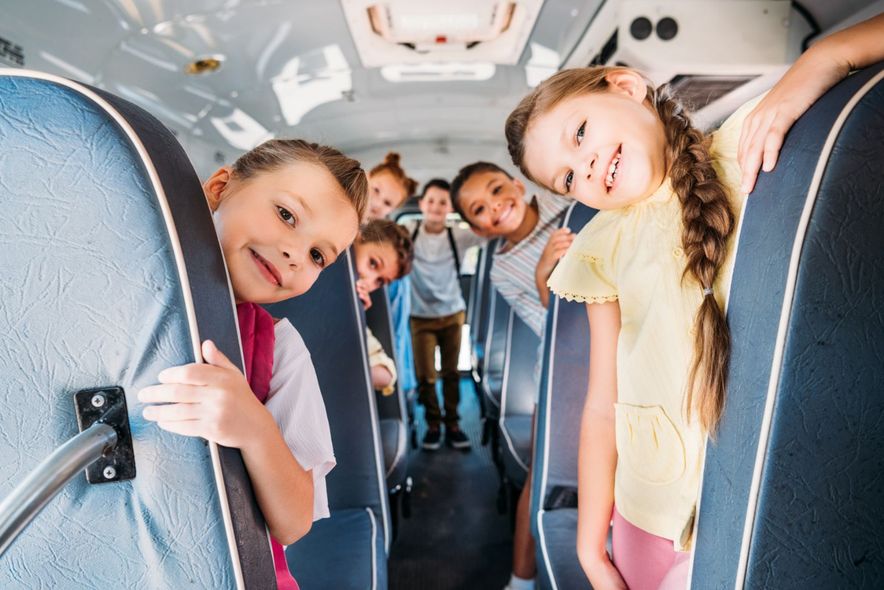 bambini felici nello scuolabus