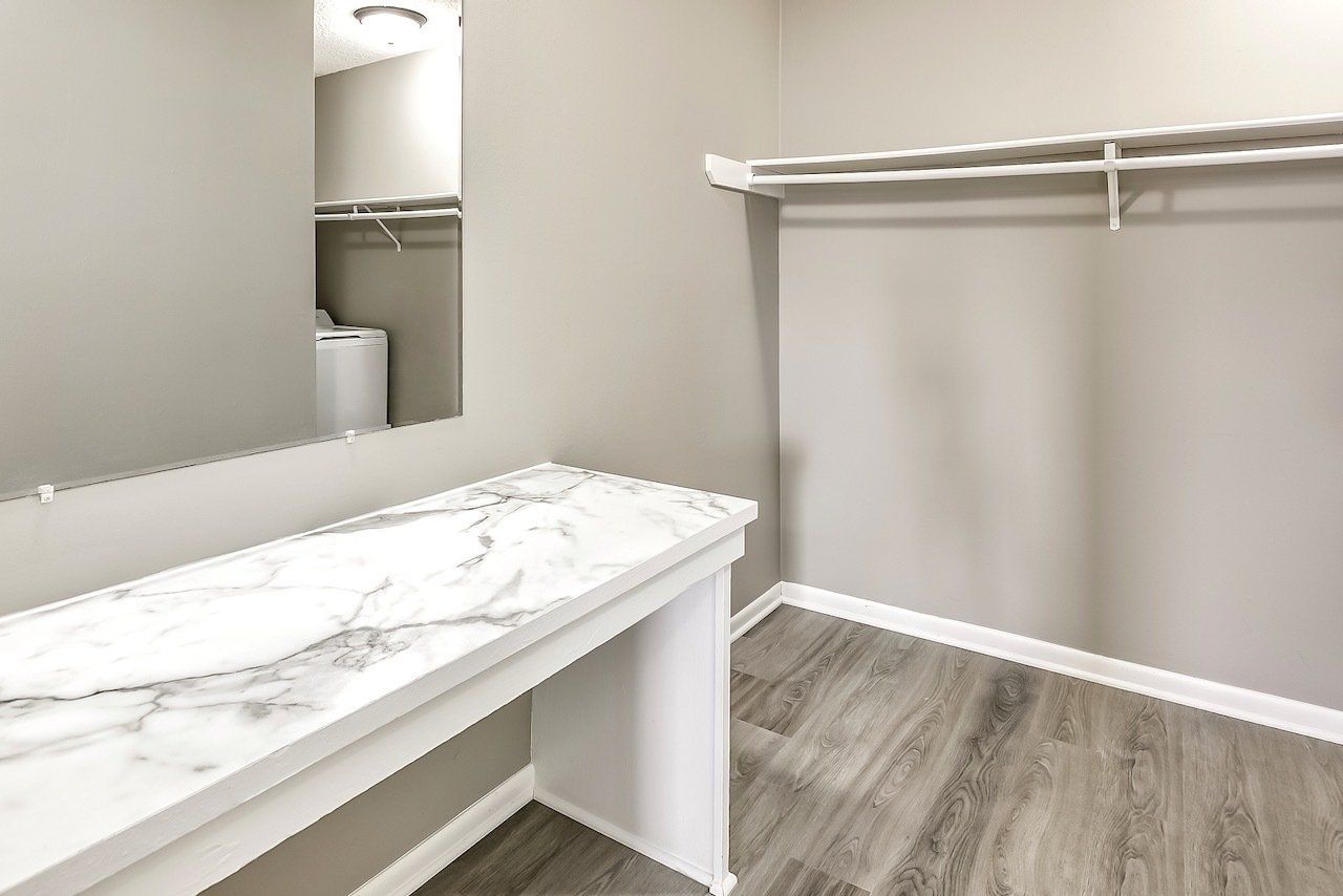 Photo of Gaslight Apartments closet