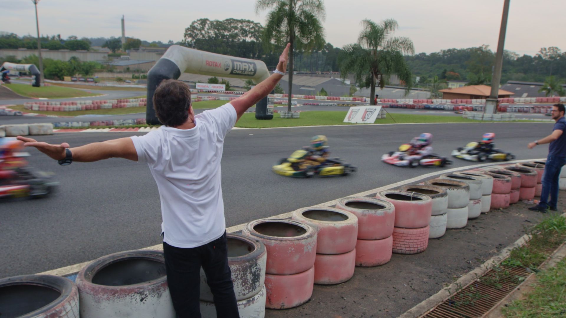 Homem assistindo corrida de Kart na série Formula Dreams