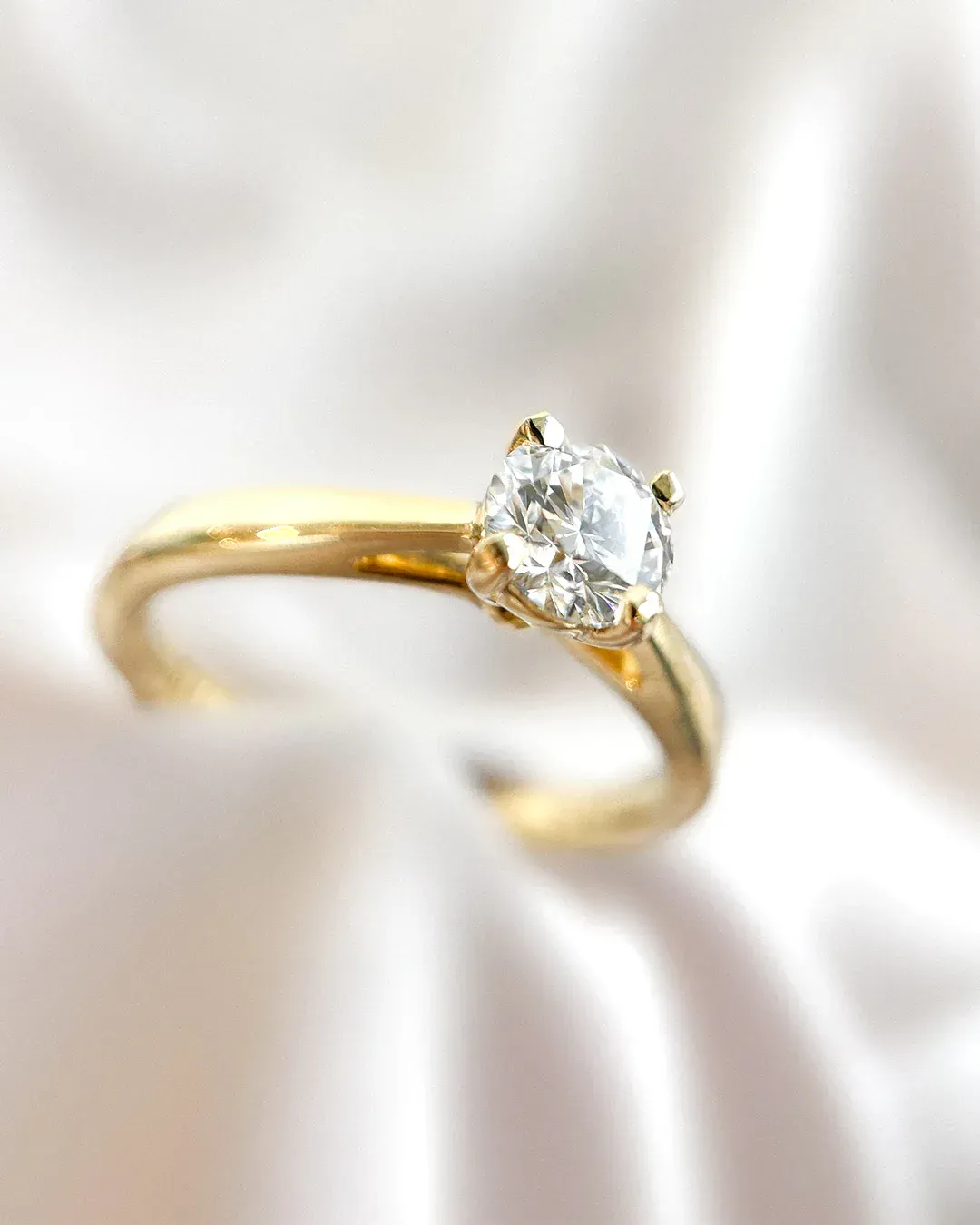 Klassieke solitaire verlovingsring Olivia in goud met briljant geslepen diamant