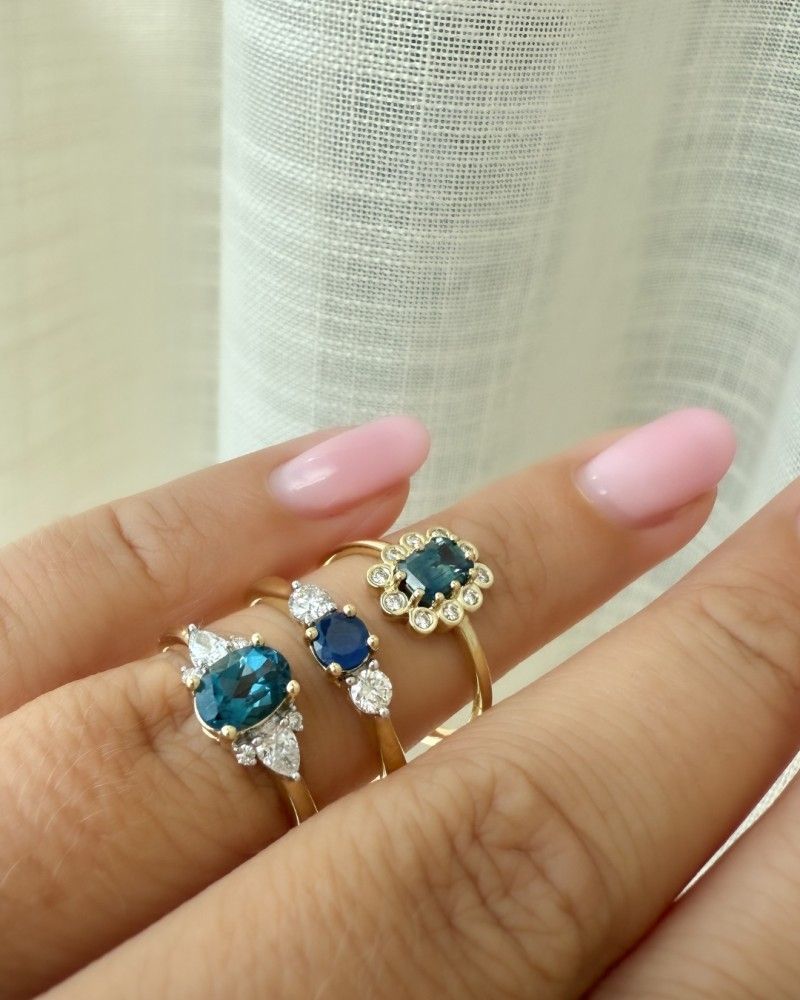 Verlovingsring in geelgoud met briljant en saffier