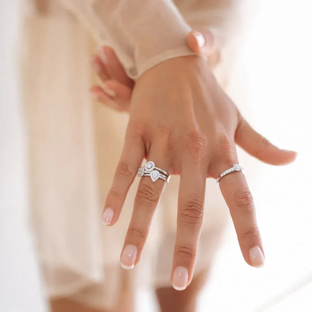 Diverse witgouden verlovingsringen, modern en strak design