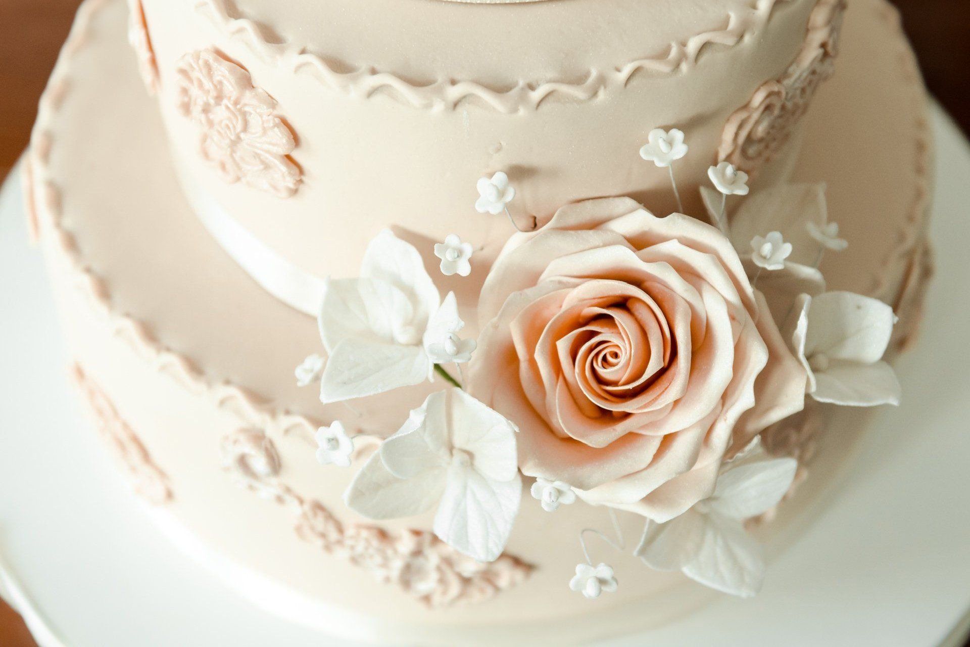 dettaglio di una torta nuziale con rosa