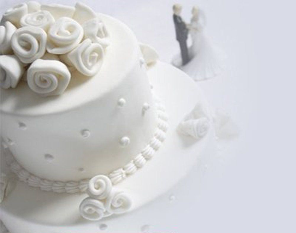 torta nuziale bianca con fiorellini