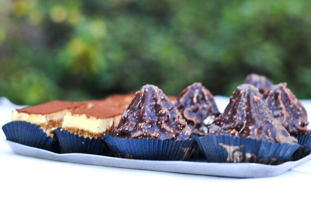 mini-tiramisù e pasticcini al cioccolato