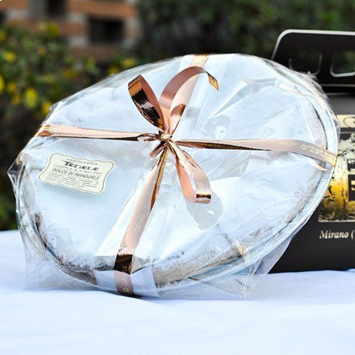 torta artigianale con confezione trasparente e nastro