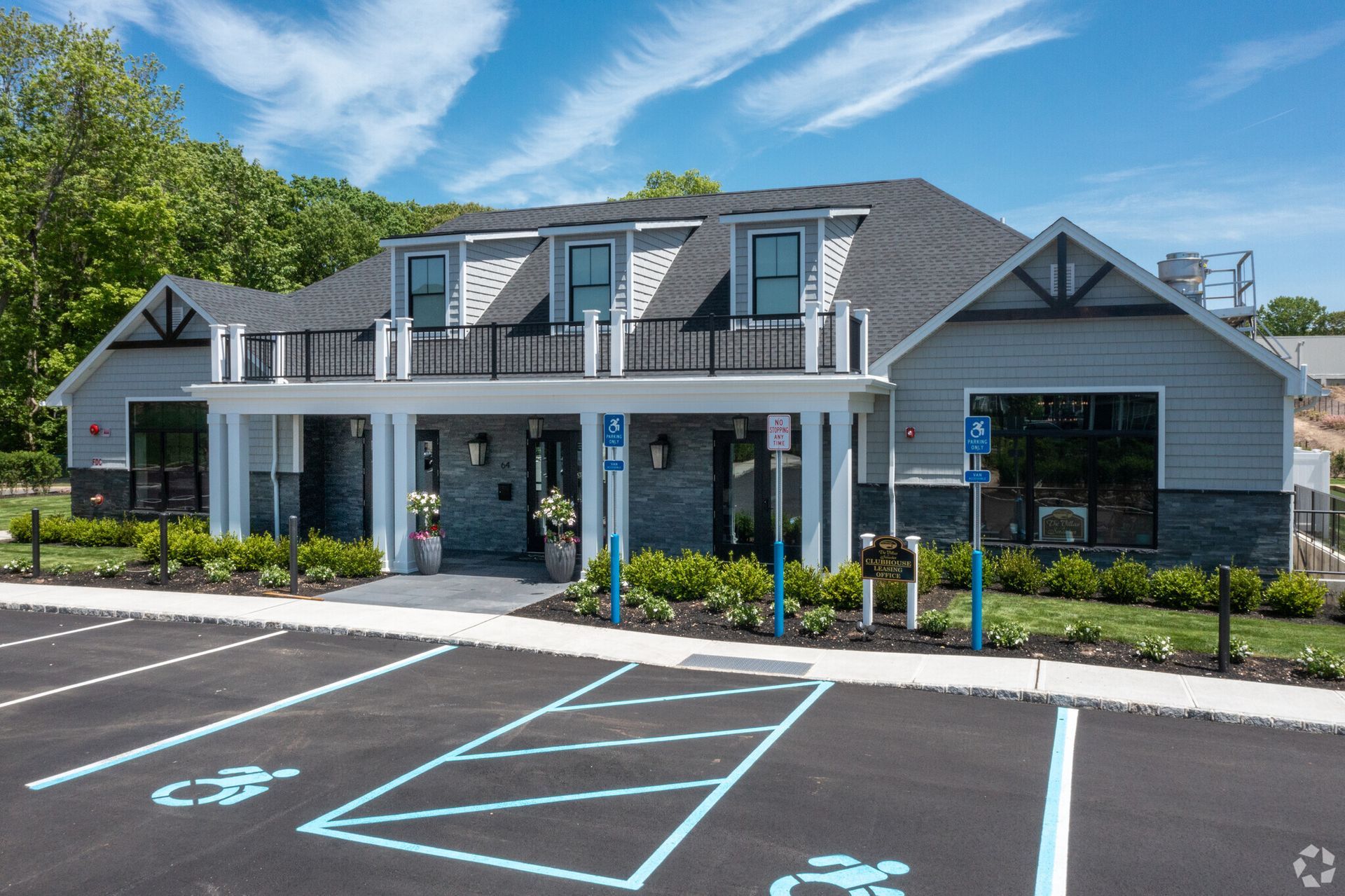 The Villas at Setauket- Great room commuity exterior photo