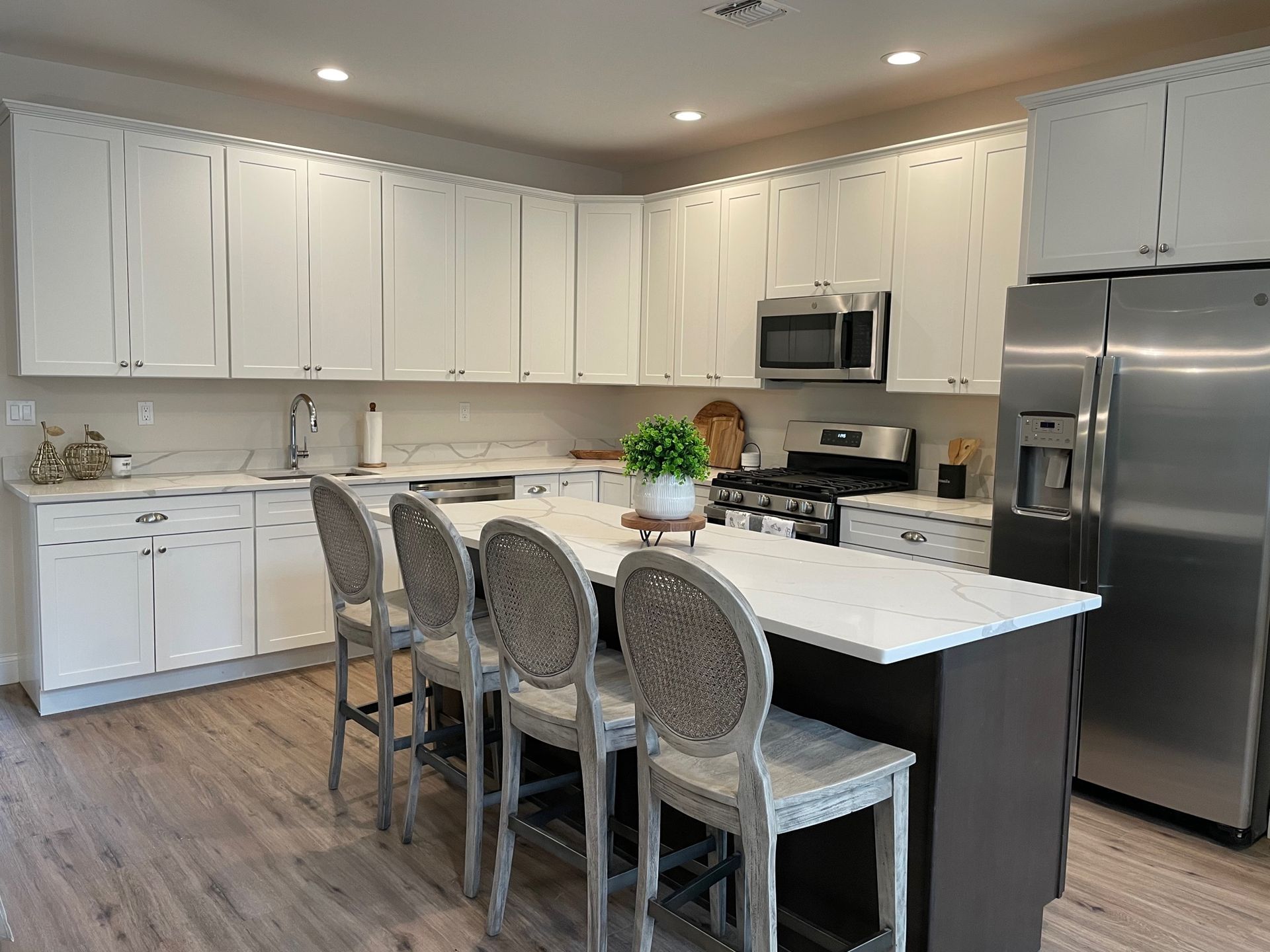 The Villas at Setauket- Kitchen with chairs and appliances