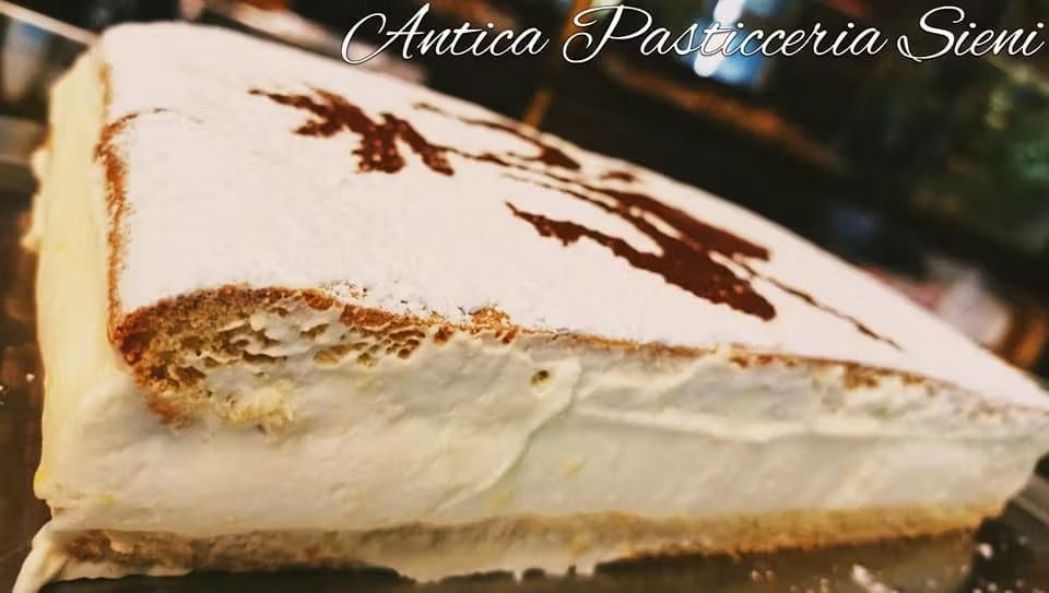 Un primo piano di una fetta di torta con la scritta antica pasticceria sieni