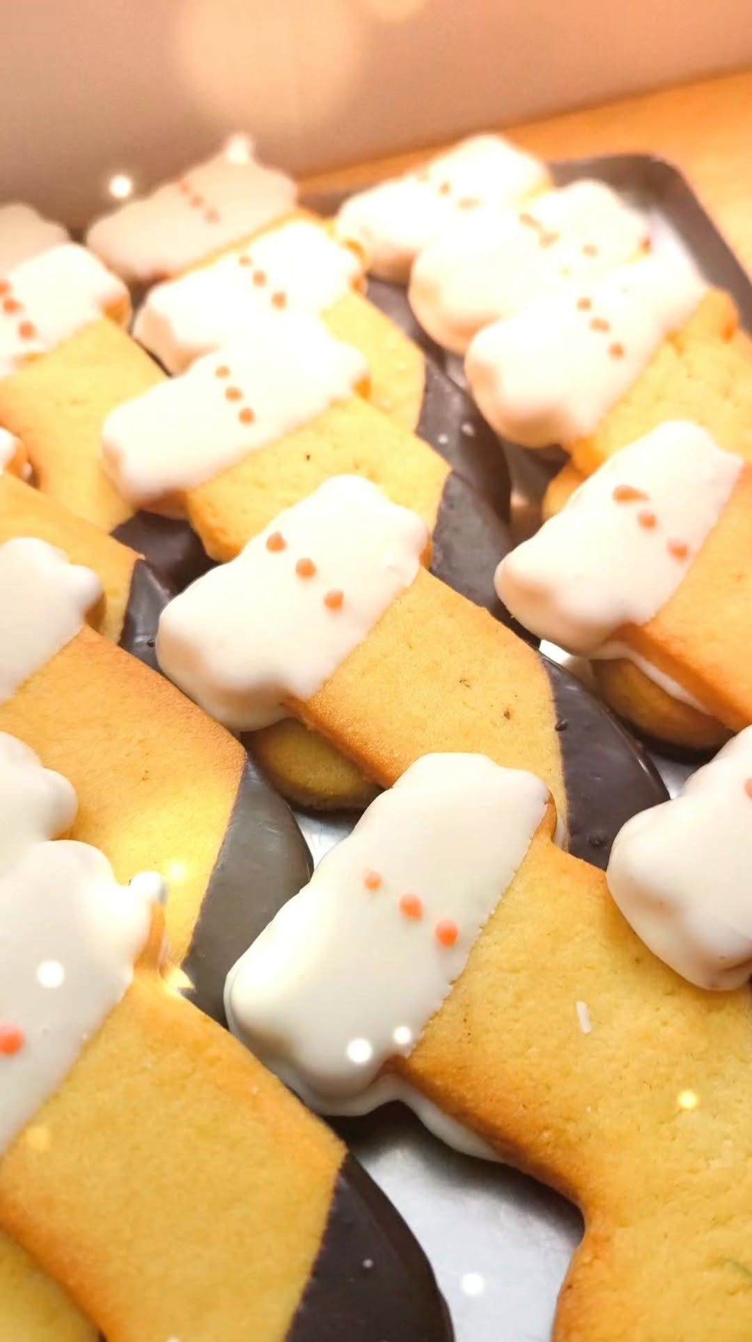 Un mucchio di biscotti con glassa bianca sopra