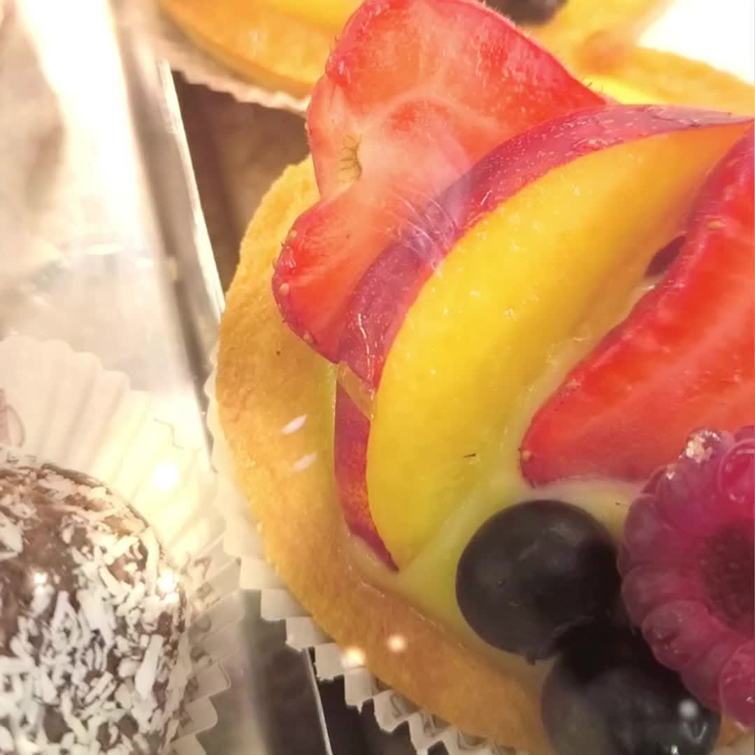 Un primo piano di una crostata di frutta con fragole e mirtilli