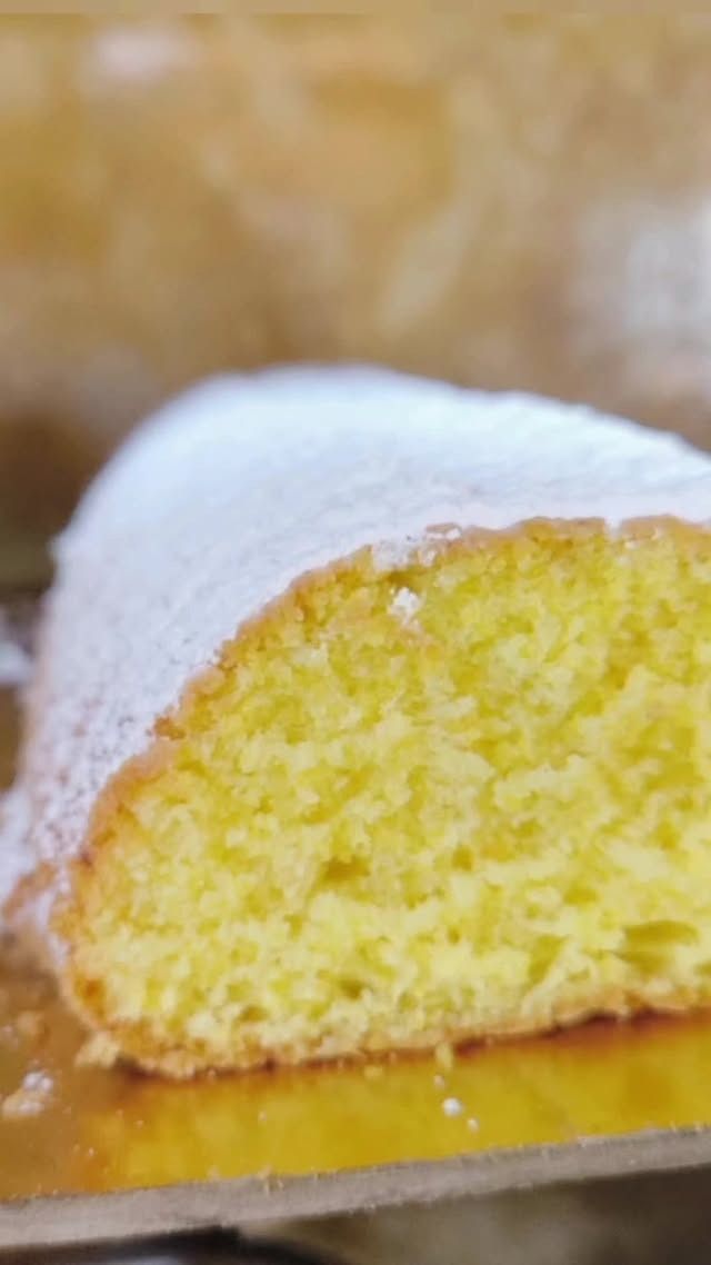 Un primo piano di una fetta di torta con zucchero a velo sopra