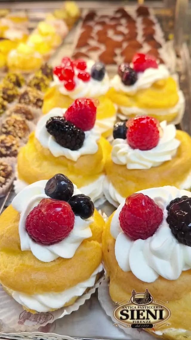 Ci sono molti tipi diversi di dolci sulla tavola.