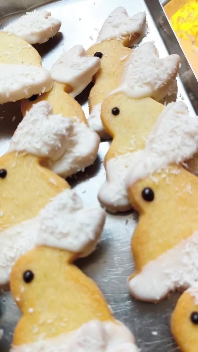 Un mazzo di biscotti a forma di anatre con glassa bianca