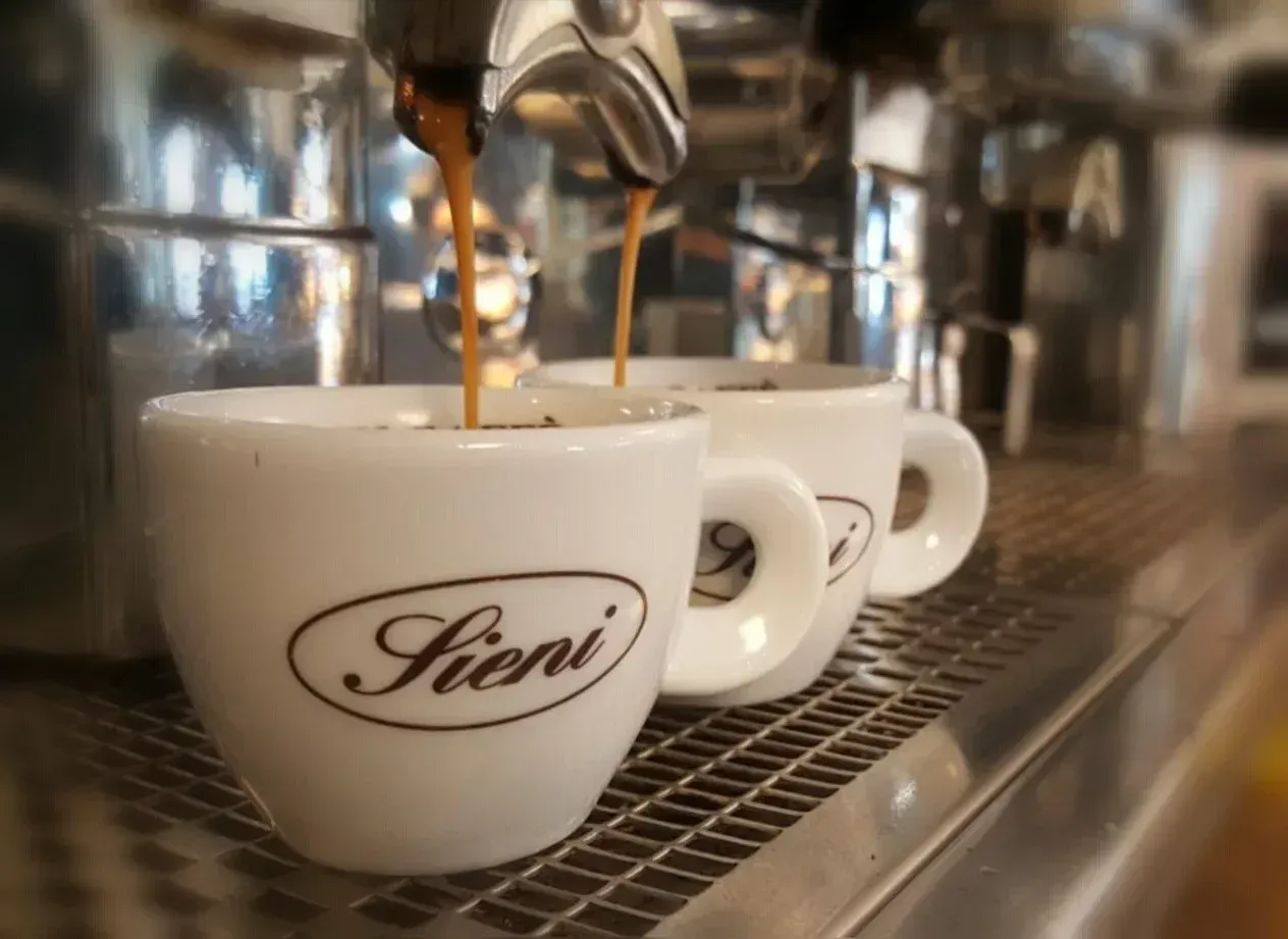 Tre tazze da caffè con la parola sieni sopra