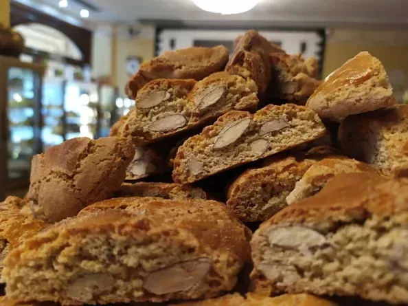 Una pila di biscotti con noci uno sopra l'altro in una panetteria.