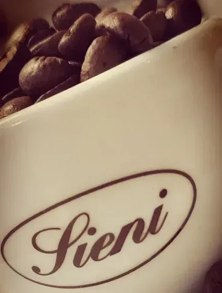 Una ciotola di chicchi di caffè con la parola sieri sopra