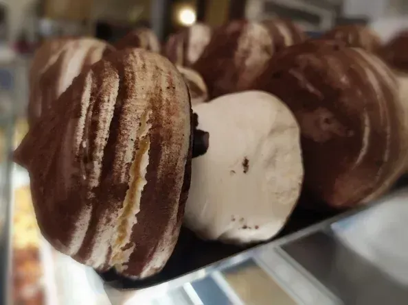 Un primo piano di un vassoio di marshmallow ricoperti di cioccolato