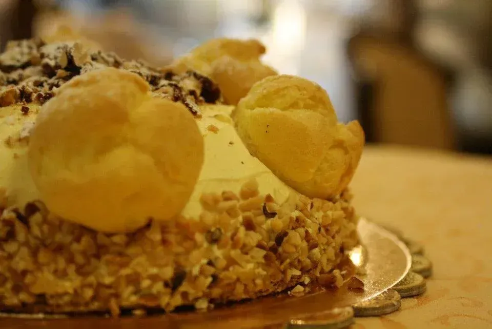 Un primo piano di una torta su un piatto su un tavolo.