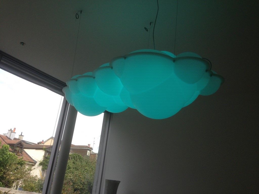 Une lumière qui ressemble à un nuage est suspendue au plafond