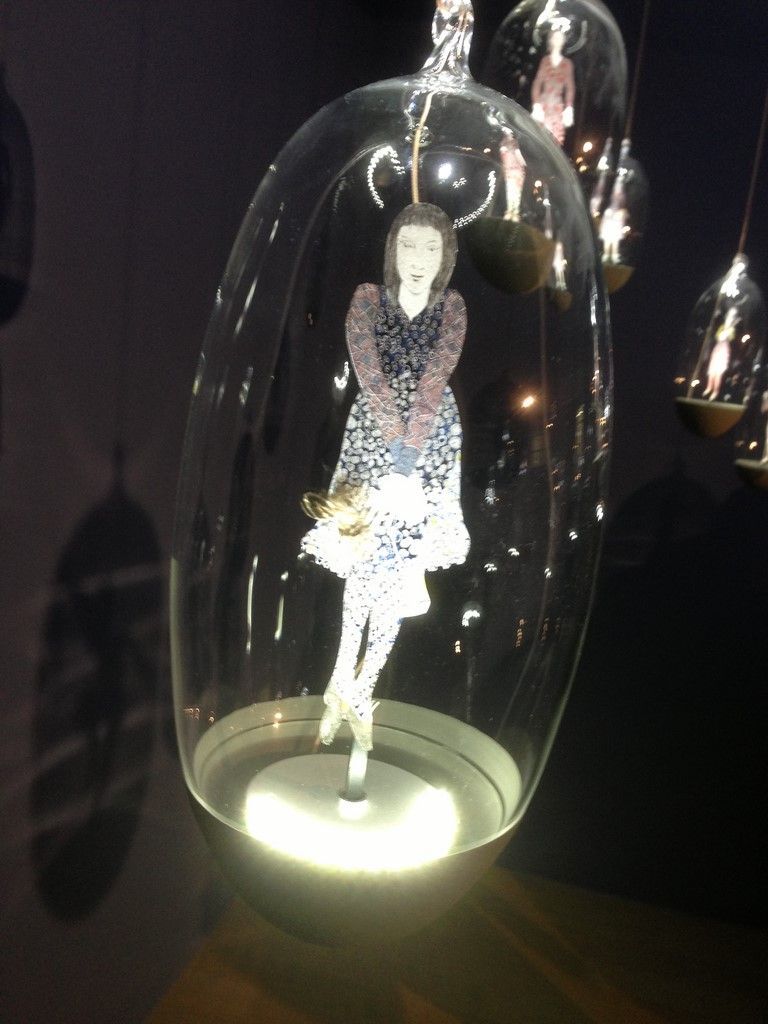 Un dôme de verre avec une photo d'une femme à l'intérieur