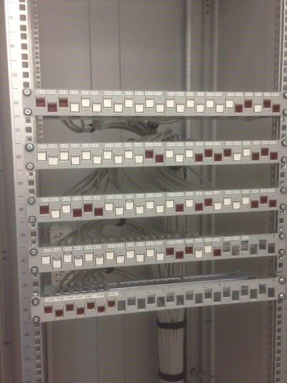 Un support avec beaucoup de fils qui y pendent