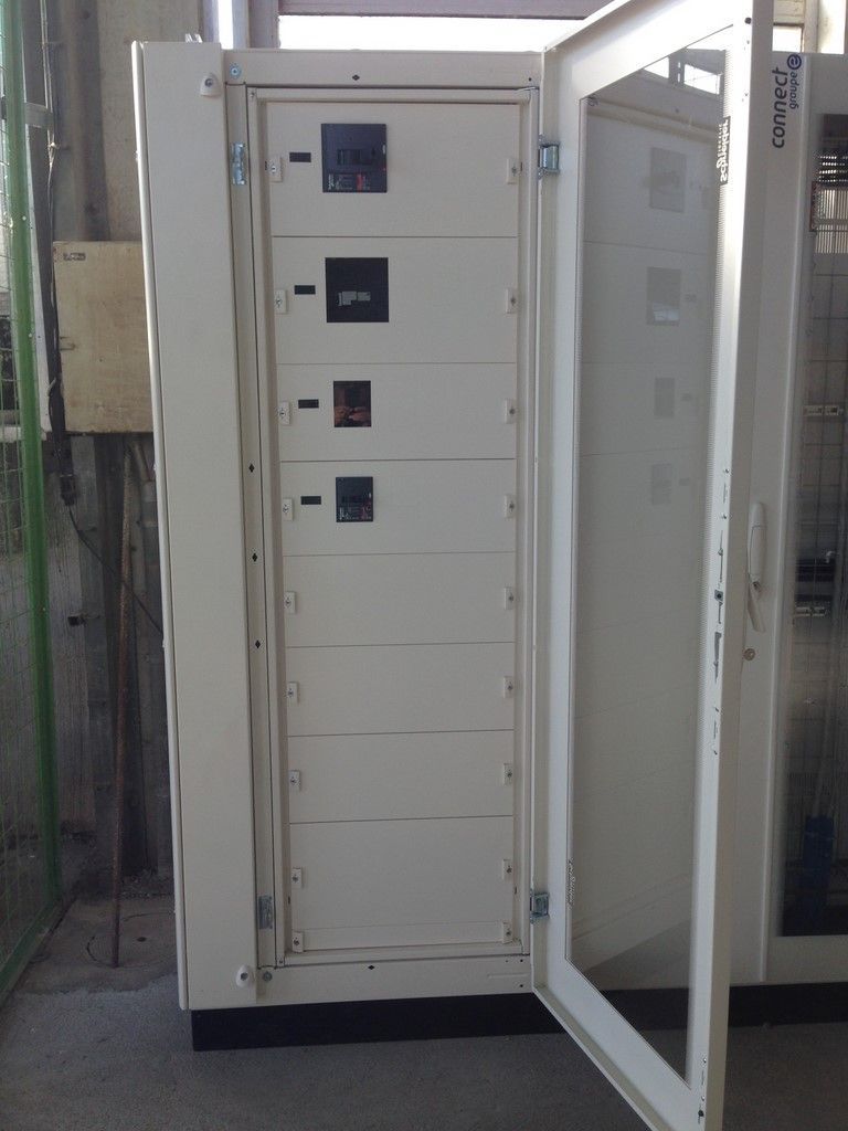 Une armoire électrique blanche avec la porte ouverte