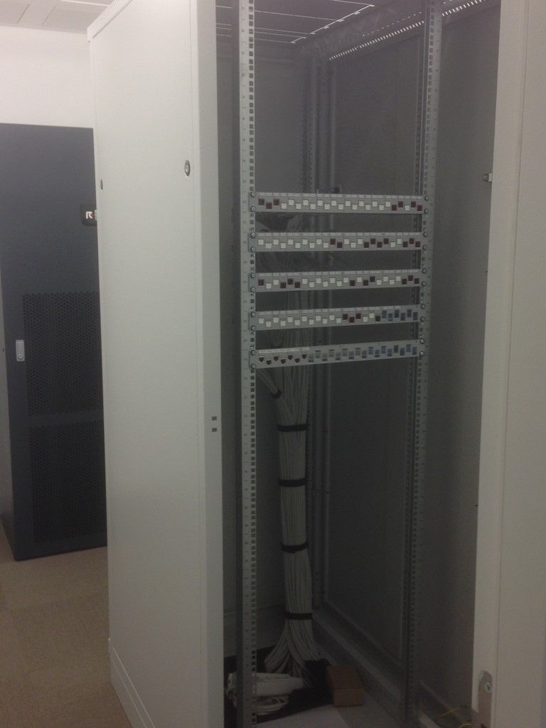 Une armoire blanche avec un tas de fils qui en sortent