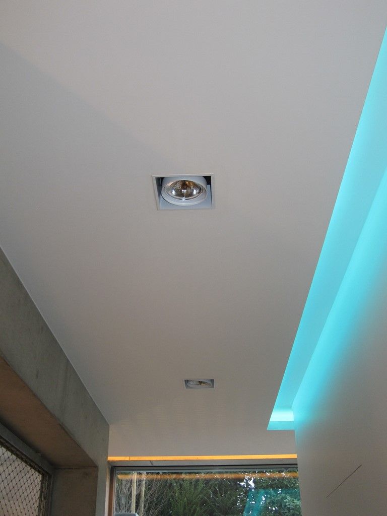 Un plafond avec une lumière dessus et une fenêtre.