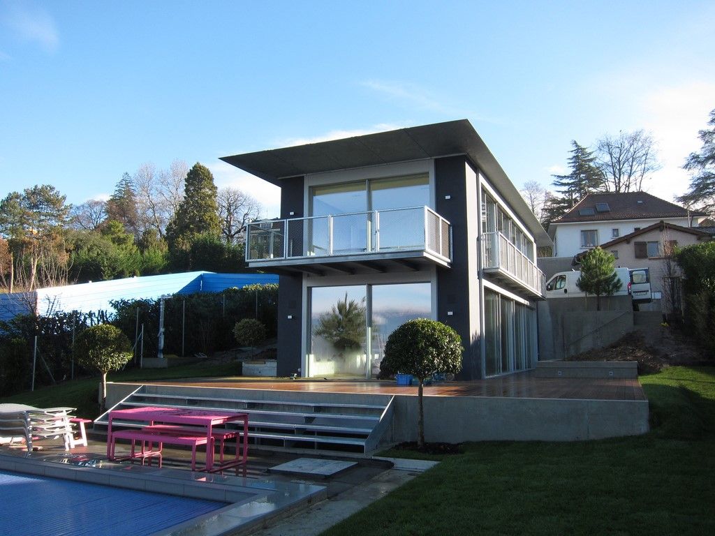 Une maison avec une piscine devant