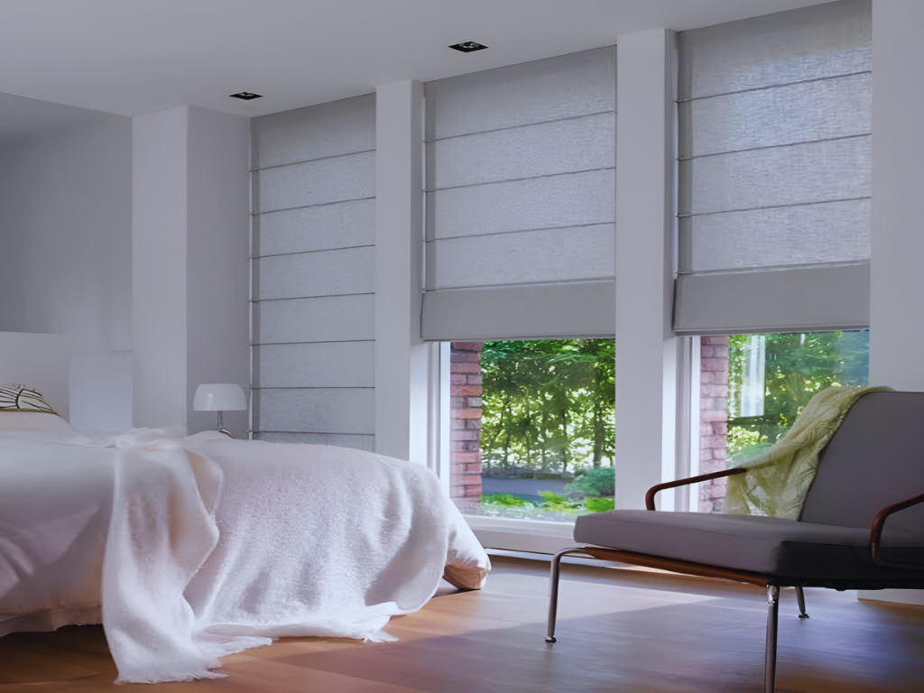 Patio al aire libre con parasoles blancos bajados; edificio beige, cielo azul, césped verde.