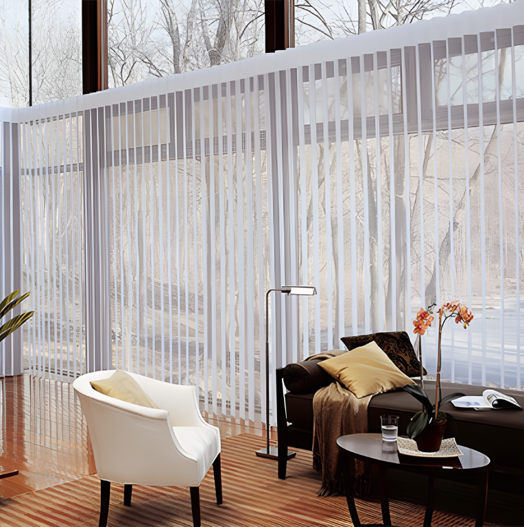 Sala de estar moderna con persianas verticales blancas transparentes, muebles y una gran ventana.