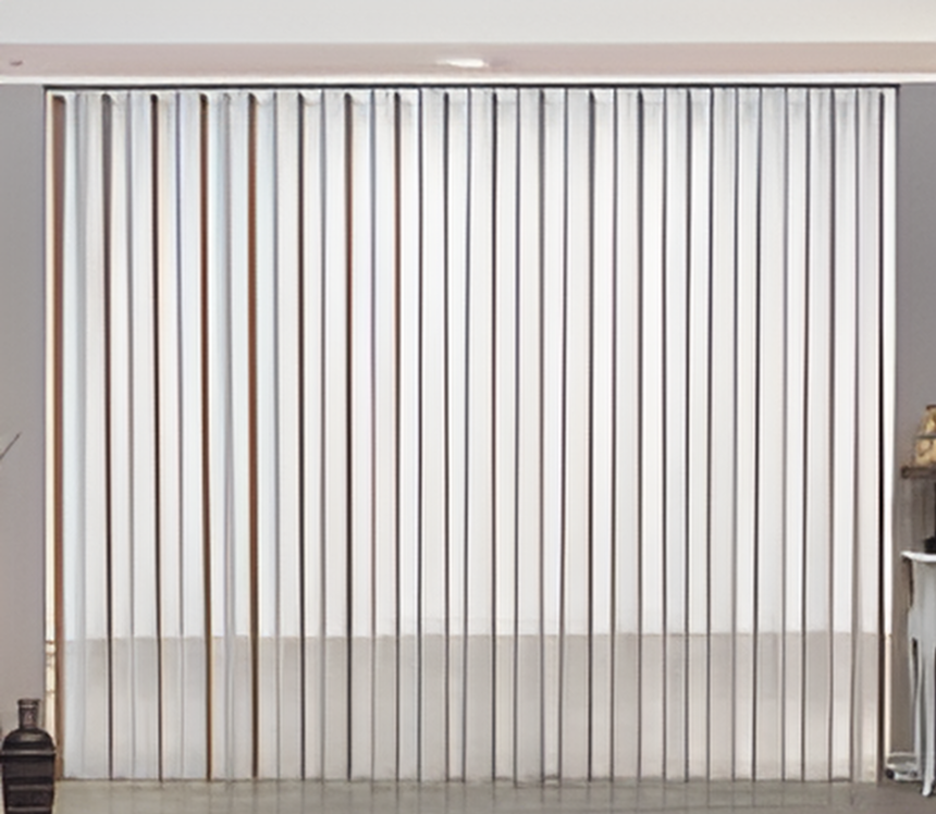 Baño con persianas de madera oscura, bañera, lavabo y vista a un árbol exterior.