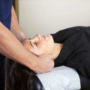 a woman is visiting a Chiropractor in Florence Kentucky