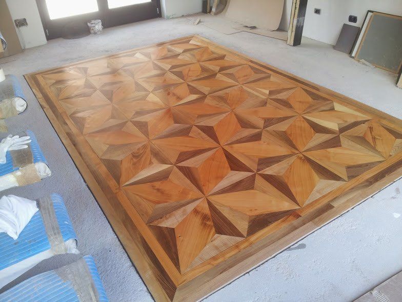 posa di un pavimento con effetto geometrico centrale