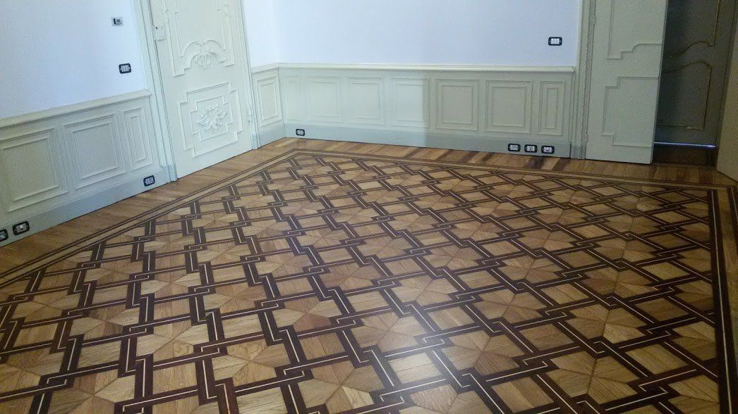 pavimento in legno con decorazioni geometriche
