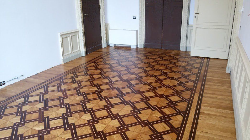 ampio pavimento in legno con disegni decorativi