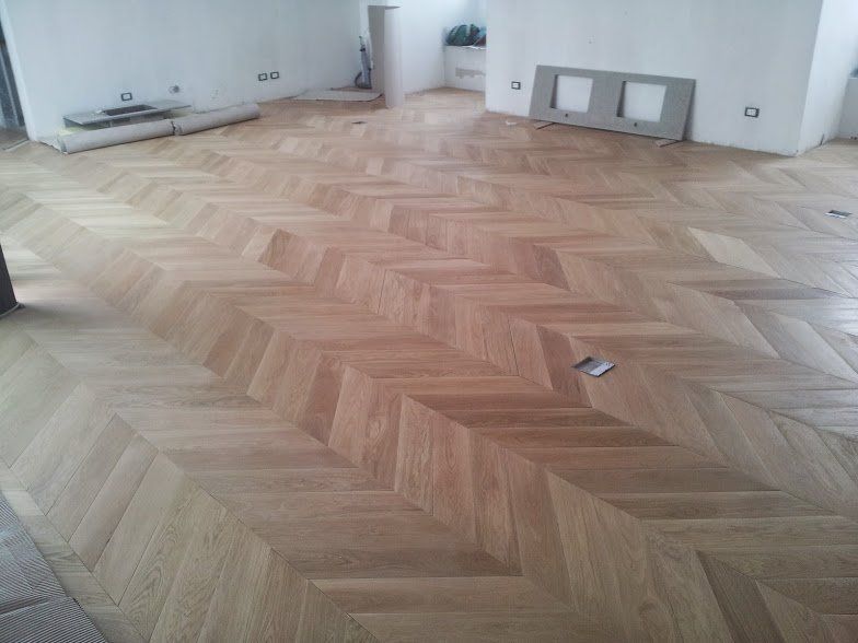 ampio parquet in legno chiaro a lisca di pesce