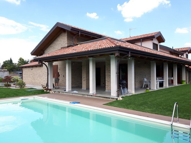 rivestimento esterno ai bordi di una piscina