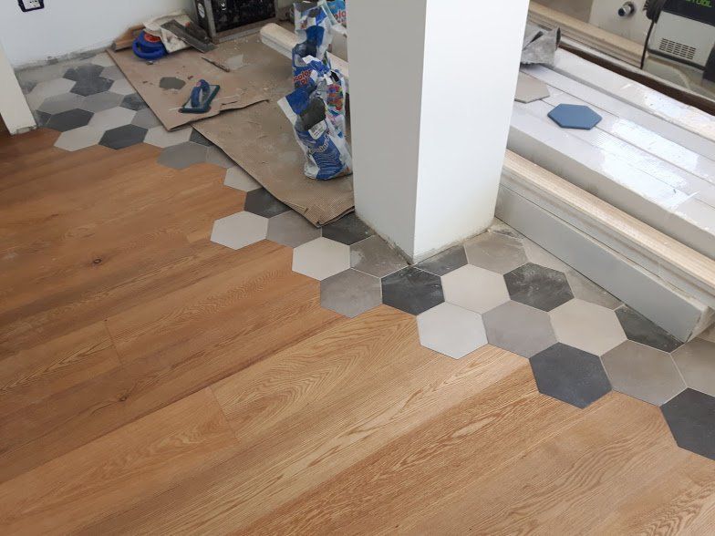 pavimento misto in parquet e piastrelle esagonali