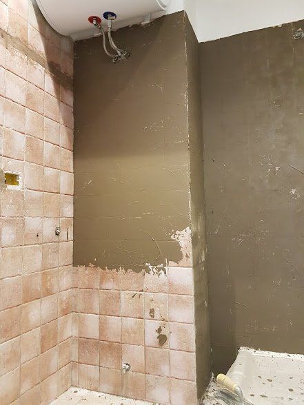 posa di un rivestimento per un bagno